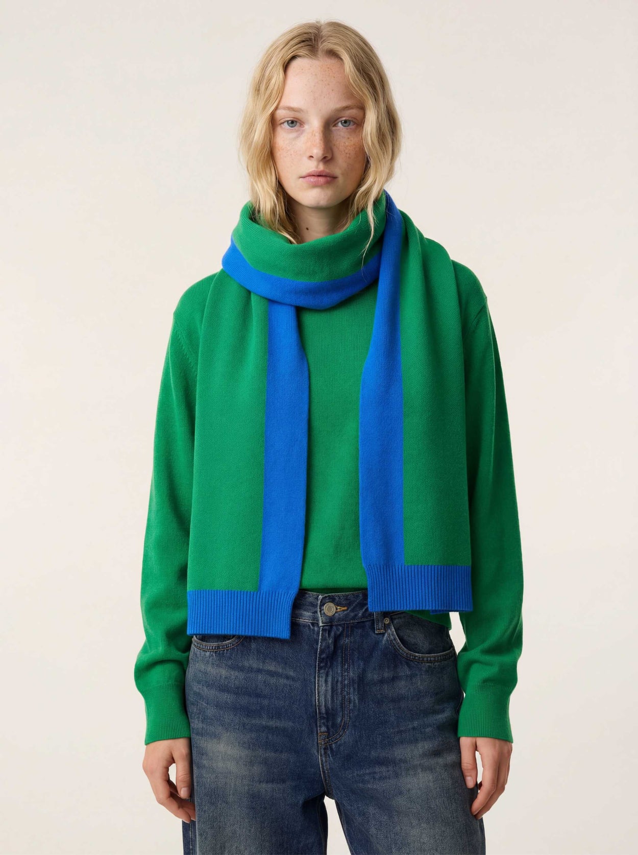 The Silhouette Scarf Bottle Green Female Image