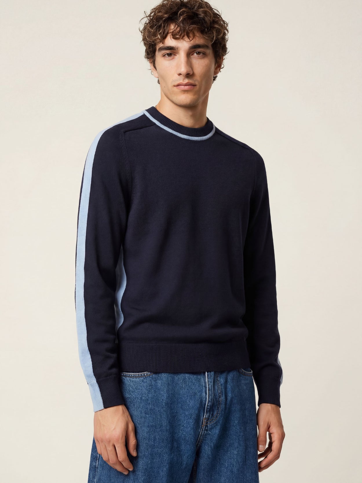 The Silhouette Crewneck Pacific Blue Male Image
