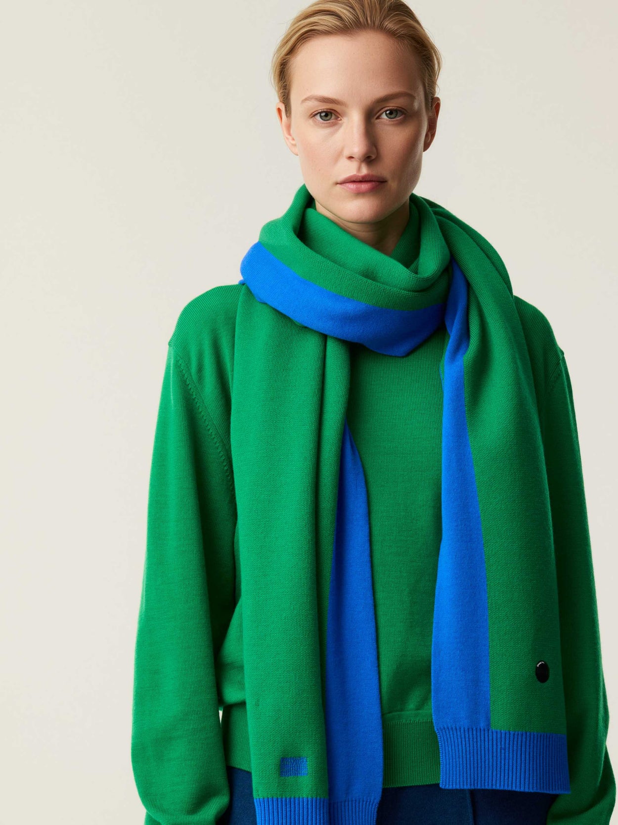 The Silhouette Scarf Bottle Green Female Image