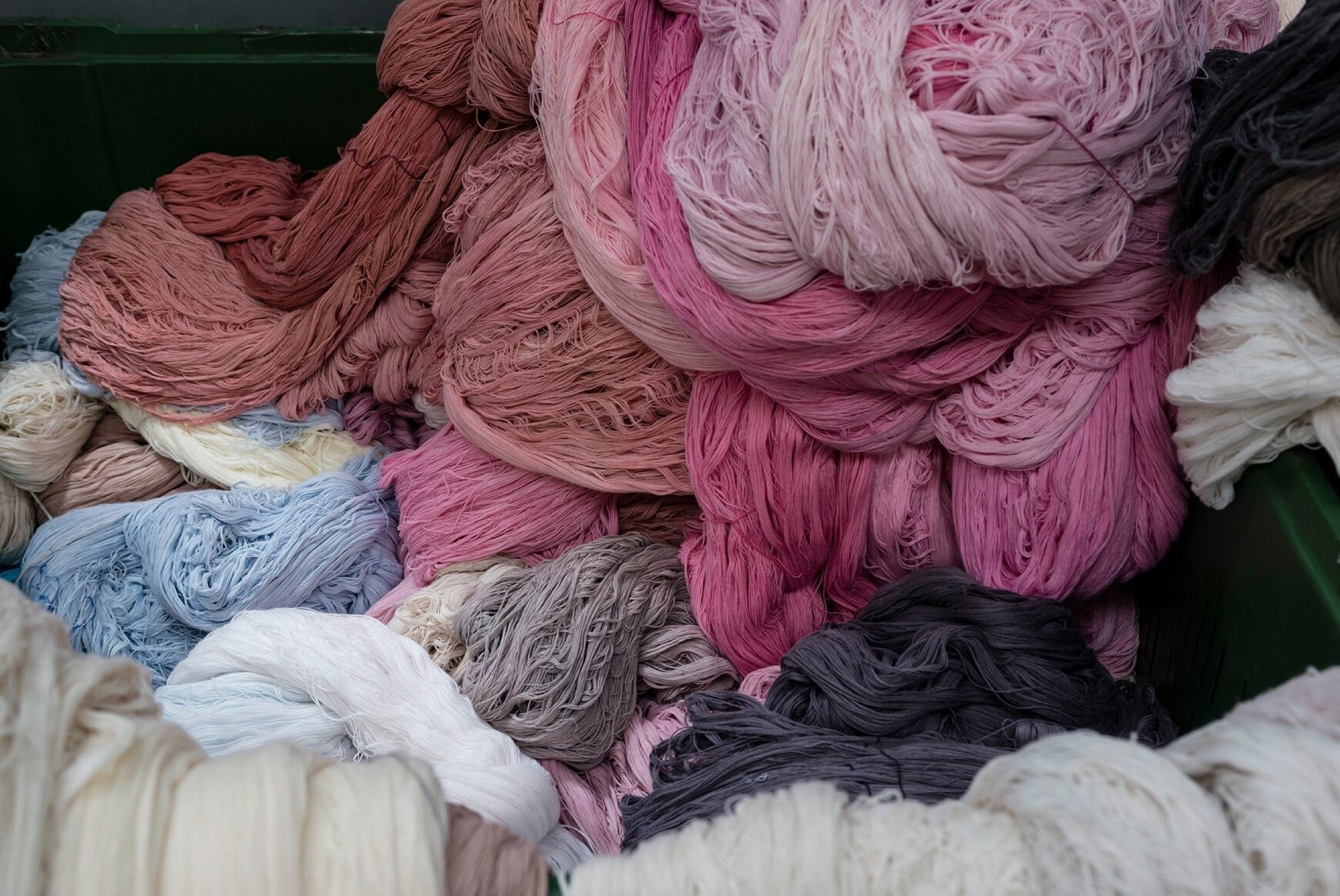Small-batch dyed yarn